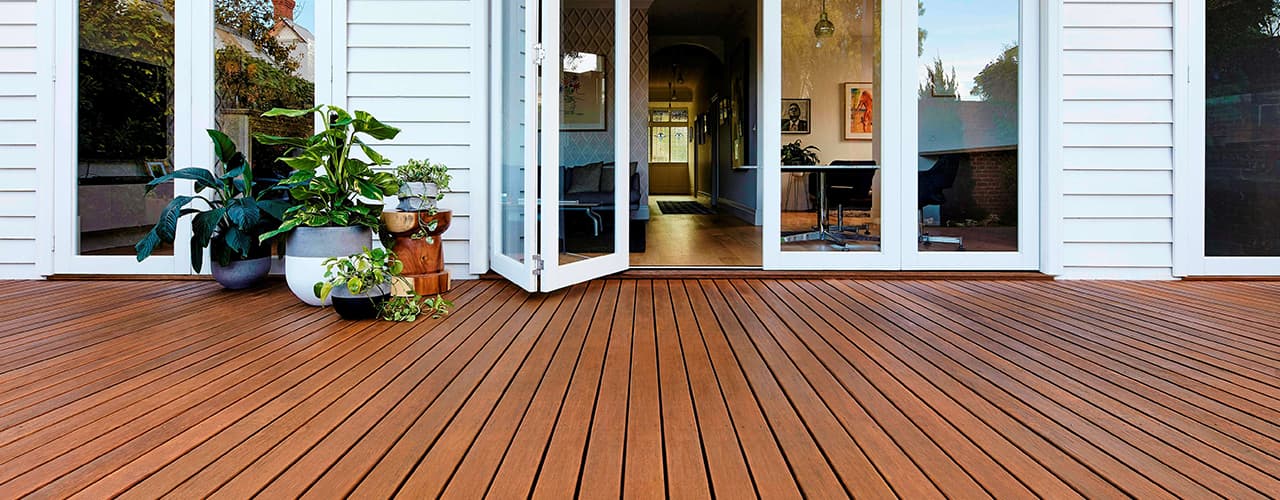 How to achieve a perfect finish when oiling your deck