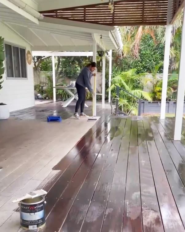 @budgie_salt_ applying Water Repellent Timber & Deck Oil