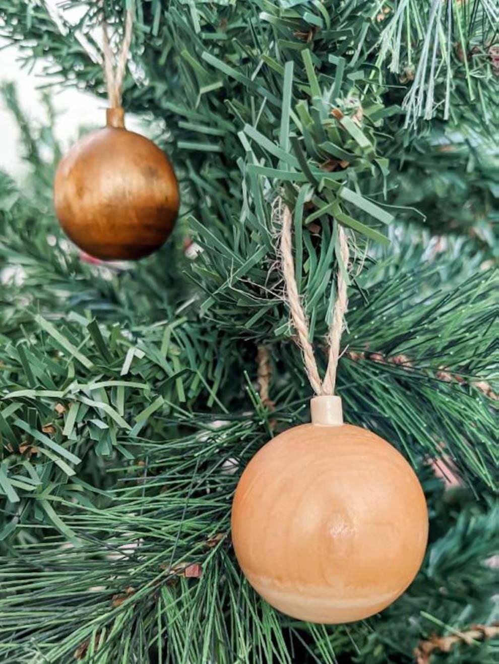 @extra.ordinary.home's elegant DIY Christmas ornaments using Feast Watson Prooftint.