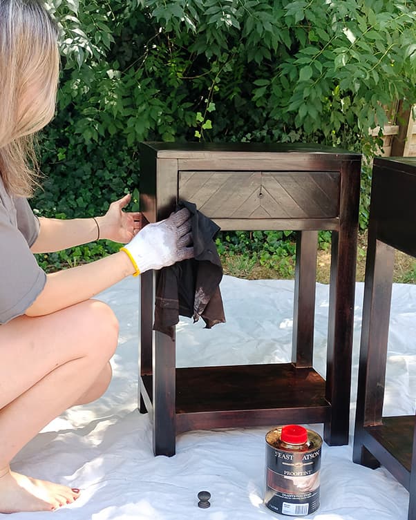 @hausandvogue staining a bedside table