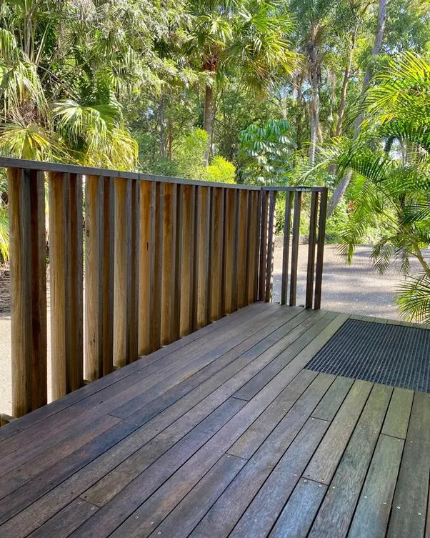 outdoor-shower-traditional-timber-oil-4.webp