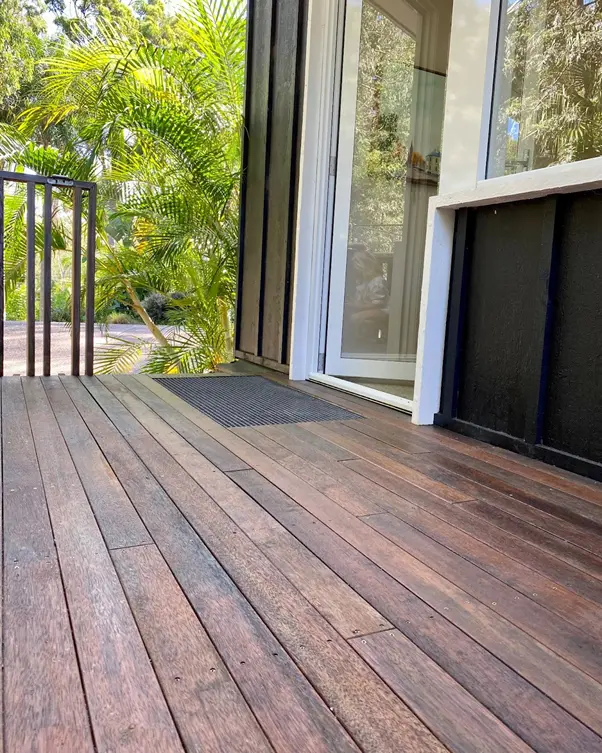 outdoor-shower-traditional-timber-oil-1.webp